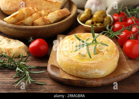 Savoureux fromage brie cuit servi sur une table en bois, gros plan Banque D'Images