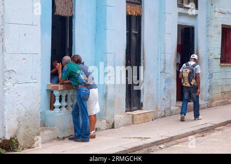 La Havane, Cuba, 2023, des Cubains dans une fenêtre Banque D'Images