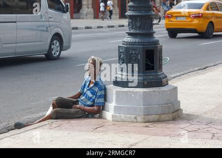 La Havane, Cuba, 2023 ans, homme senior assis sur le trottoir Banque D'Images