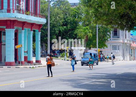 La Havane, Cuba, 2023, des Cubains traversent une rue Banque D'Images