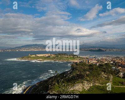 Vue sur le Parador de Baiona et le Virxe da Roca à Baiona. RIAS Baixas Banque D'Images