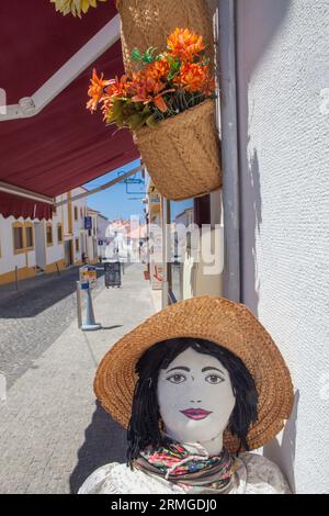 Vila Nova, Portugal - 25 juillet 2023 : ancienne tradition de poupées artisanales célébrant l'arrivée du printemps, Vila Nova de Milfontes, Portugal Banque D'Images