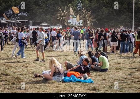 Paris, France. 27 août 2023. Les gens assistent au festival de musique Rock en Seine. Le dernier jour de la 20e édition du festival de musique français Rock en Seine a été présenté par les New-yorkais The Strokes, au domaine National de Saint-Cloud. Crédit : SOPA Images Limited/Alamy Live News Banque D'Images