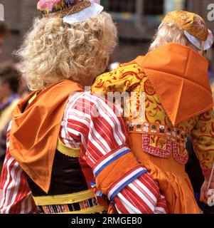 Chez Kingsday, les gens de Marken sont habillés en costume traditionnel. A Kingsday, les gens de Hollande célèbrent l'anniversaire du roi Banque D'Images