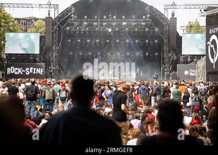 Paris, France. 27 août 2023. Les gens assistent au festival de musique Rock en Seine. Le dernier jour de la 20e édition du festival de musique français Rock en Seine a été présenté par les New-yorkais The Strokes, au domaine National de Saint-Cloud. (Photo Telmo Pinto/SOPA Images/Sipa USA) crédit : SIPA USA/Alamy Live News Banque D'Images