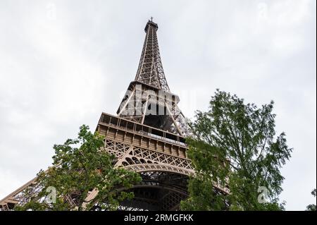 Paris, France. 23 août 2023. Vue sur la Tour Eiffel. Crédit : Silas Stein/dpa/Alamy Live News Banque D'Images