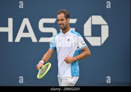 New York, États-Unis. 28 août 2023. Le joueur de tennis français Richard Gasquet joue contre le Hongrois Fabian Marozsan lors de la 1e ronde masculine de l'US Open de tennis 2023, qui s'est tenue au Flushing Meadow Corona Park dans le Queens, New York, NY, le 28 août 2023. (Photo Anthony Behar/Sipa USA) crédit : SIPA USA/Alamy Live News Banque D'Images