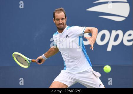 New York, États-Unis. 28 août 2023. Le joueur de tennis français Richard Gasquet joue contre le Hongrois Fabian Marozsan lors de la 1e ronde masculine de l'US Open de tennis 2023, qui s'est tenue au Flushing Meadow Corona Park dans le Queens, New York, NY, le 28 août 2023. (Photo Anthony Behar/Sipa USA) crédit : SIPA USA/Alamy Live News Banque D'Images