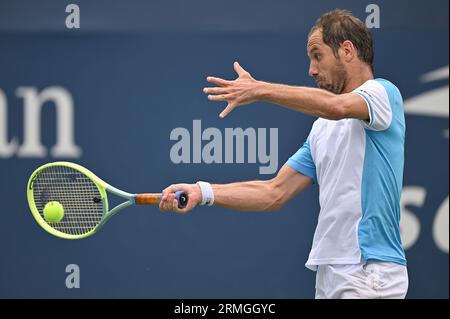 New York, États-Unis. 28 août 2023. Le joueur de tennis français Richard Gasquet joue contre le Hongrois Fabian Marozsan lors de la 1e ronde masculine de l'US Open de tennis 2023, qui s'est tenue au Flushing Meadow Corona Park dans le Queens, New York, NY, le 28 août 2023. (Photo Anthony Behar/Sipa USA) crédit : SIPA USA/Alamy Live News Banque D'Images