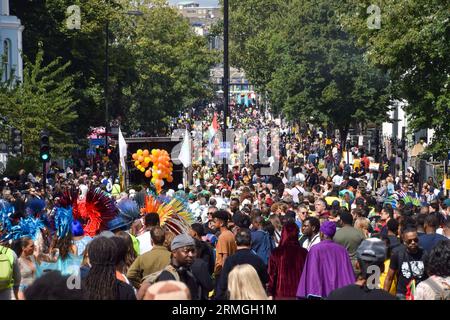 Londres, Royaume-Uni. 28 août 2023. Les foules envahissent les rues le deuxième jour du Carnaval de Notting Hill de cette année. Crédit : Vuk Valcic/Alamy Live News Banque D'Images