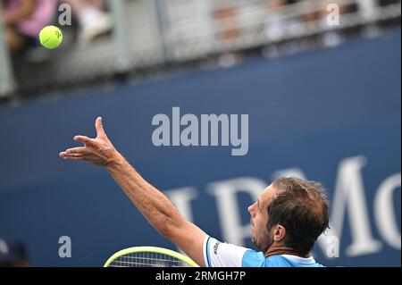 New York, États-Unis. 28 août 2023. Le joueur de tennis français Richard Gasquet joue contre le Hongrois Fabian Marozsan lors de la 1e ronde masculine de l'US Open de tennis 2023, qui s'est tenue au Flushing Meadow Corona Park dans le Queens, New York, NY, le 28 août 2023. (Photo Anthony Behar/Sipa USA) crédit : SIPA USA/Alamy Live News Banque D'Images