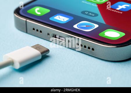 Antalya, Turquie - 28 août 2023. Apple iPhone et chargeur filaire USB-c ou Type-C. L'UE force tous les appareils à utiliser USB-c ou Type-C. Banque D'Images