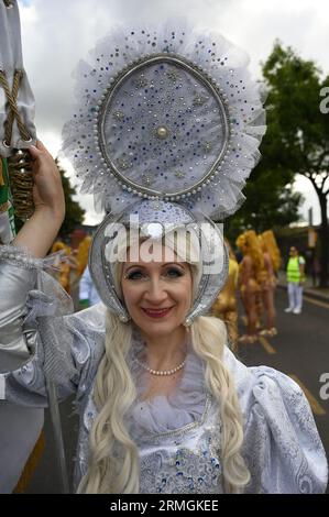 Londres, Royaume-Uni. 28 août 2023. Le Notting Hill Carnival 2023 a présenté des chars élaborés et des artistes costumés serpentant leur chemin dans les rues pendant la parade du carnaval. Dansez au son de groupes d'acier et de la musique Calypso, explorez les délicieux stands de nourriture le long de la route et profitez d'une communauté paisible pour tous. Crédit : Voir Li/Picture Capital/Alamy Live News Banque D'Images