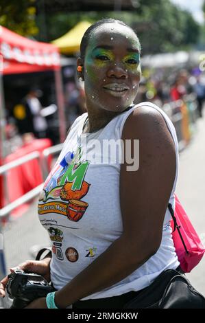 Londres, Royaume-Uni. 28 août 2023. Le Notting Hill Carnival 2023 a présenté des chars élaborés et des artistes costumés serpentant leur chemin dans les rues pendant la parade du carnaval. Dansez au son de groupes d'acier et de la musique Calypso, explorez les délicieux stands de nourriture le long de la route et profitez d'une communauté paisible pour tous. Crédit : Voir Li/Picture Capital/Alamy Live News Banque D'Images