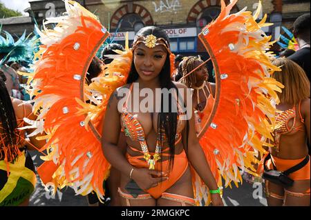 Londres, Royaume-Uni. 28 août 2023. Le Notting Hill Carnival 2023 a présenté des chars élaborés et des artistes costumés serpentant leur chemin dans les rues pendant la parade du carnaval. Dansez au son de groupes d'acier et de la musique Calypso, explorez les délicieux stands de nourriture le long de la route et profitez d'une communauté paisible pour tous. Crédit : Voir Li/Picture Capital/Alamy Live News Banque D'Images