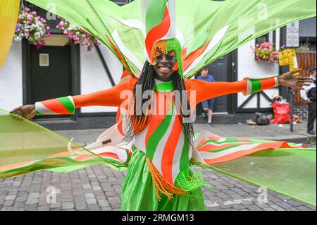 Londres, Royaume-Uni. 28 août 2023. Le Notting Hill Carnival 2023 a présenté des chars élaborés et des artistes costumés serpentant leur chemin dans les rues pendant la parade du carnaval. Dansez au son de groupes d'acier et de la musique Calypso, explorez les délicieux stands de nourriture le long de la route et profitez d'une communauté paisible pour tous. Crédit : Voir Li/Picture Capital/Alamy Live News Banque D'Images