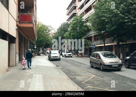 Figueres, Espagne, 14 mai 2023 : circulation piétonne et automobile sur la rue Figueres en Espagne. Banque D'Images