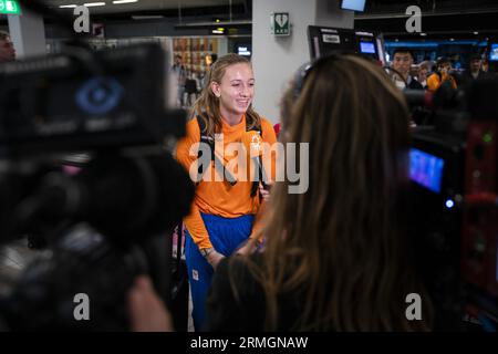 SCHIPHOL - l'athlète Femke bol est accueillie à l'aéroport de Schiphol. Les athlètes néerlandais ont remporté deux médailles d'or, une d'argent et deux de bronze lors des Championnats du monde d'athlétisme à Budapest. Cela fait de ces championnats le plus réussi pour l'équipe néerlandaise depuis la première coupe du monde officielle en 1983. ANP JEROEN JUMELET pays-bas Out - belgique Out Banque D'Images