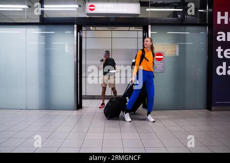 SCHIPHOL - l'athlète Femke bol est accueillie à l'aéroport de Schiphol. Les athlètes néerlandais ont remporté deux médailles d'or, une d'argent et deux de bronze lors des Championnats du monde d'athlétisme à Budapest. Cela fait de ces championnats le plus réussi pour l'équipe néerlandaise depuis la première coupe du monde officielle en 1983. ANP JEROEN JUMELET pays-bas Out - belgique Out Banque D'Images