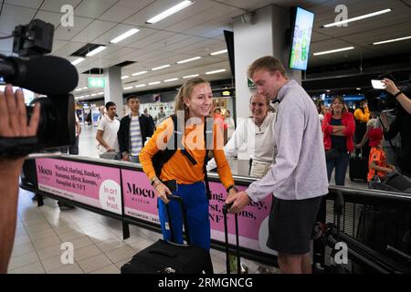 SCHIPHOL - l'athlète Femke bol est accueillie à l'aéroport de Schiphol. Les athlètes néerlandais ont remporté deux médailles d'or, une d'argent et deux de bronze lors des Championnats du monde d'athlétisme à Budapest. Cela fait de ces championnats le plus réussi pour l'équipe néerlandaise depuis la première coupe du monde officielle en 1983. ANP JEROEN JUMELET pays-bas Out - belgique Out Banque D'Images