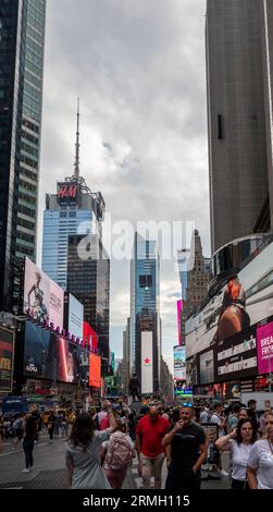 Times Square à New York est un spectacle urbain éblouissant et emblématique. Connue sous le nom de « carrefour du monde », cette intersection animée à la jonction de BR Banque D'Images