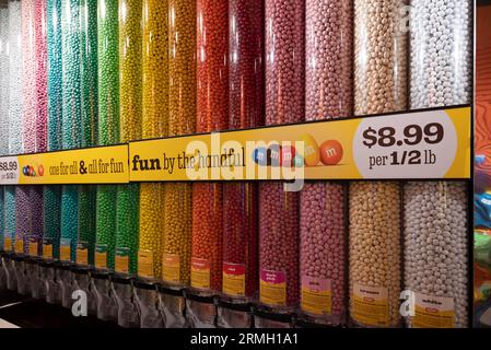 Le magasin M&m's World de New York est une destination de vente au détail colorée et immersive située au cœur de Times Square. Banque D'Images