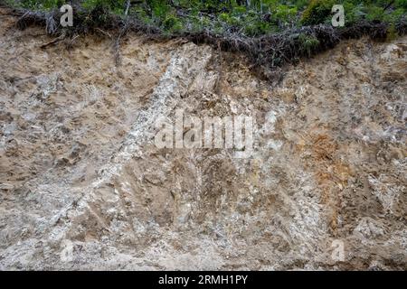 Couches de débris volcaniques et dépôts de cendres sur une route coupée. Sumatra, Indonésie. Banque D'Images