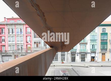 Maisons typiques d'Avilés vues sous un pont en acier corten Banque D'Images