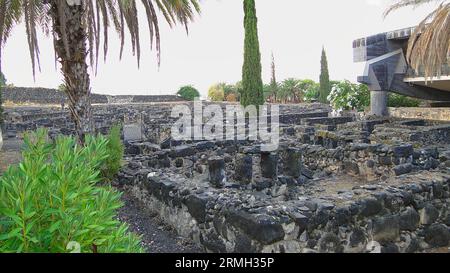 Vue des fondations excavées de maisons et synagogues de l'ancienne cité de Capernaum en Israël Banque D'Images