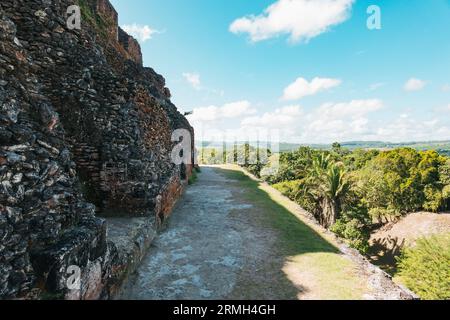 Vue depuis le sommet d'El Castillo, le plus grand temple de Xunantunich, une ancienne ruines mayas près de San Ignacio dans l'ouest du Belize Banque D'Images
