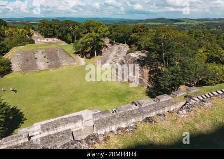Vue depuis le sommet d'El Castillo, le plus grand temple de Xunantunich, une ancienne ruines mayas près de San Ignacio dans l'ouest du Belize Banque D'Images