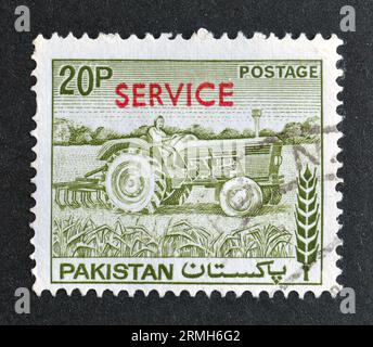 Timbre-poste annulé imprimé par le Pakistan, qui montre Woman Tractor Driver, vers 1978. Banque D'Images