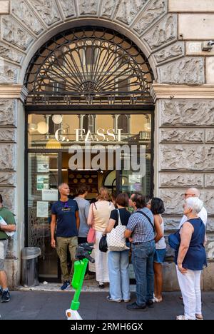 Rome, Latium, Italie, les gens attendent à Gelateria Fassi qui est un célèbre magasin de gelato à Rome. Banque D'Images