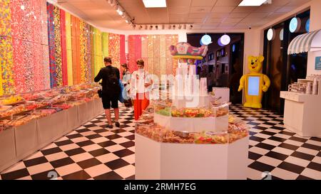 Swinoujscie, Pologne. 15 août 2023. À l'intérieur de Sweet Factory Store. Banque D'Images