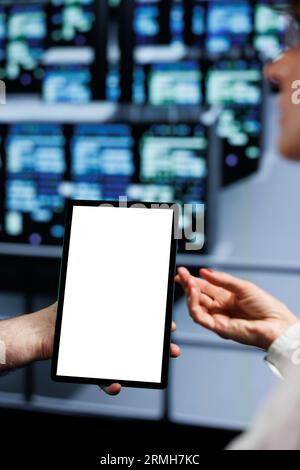 Gros plan de la maquette de tablette utilisée par le superviseur et l'assistant dans les installations de serveur de cloud computing offrant une puissance de calcul massive, capable de traiter et de stocker de grandes quantités d'ensembles de données Banque D'Images