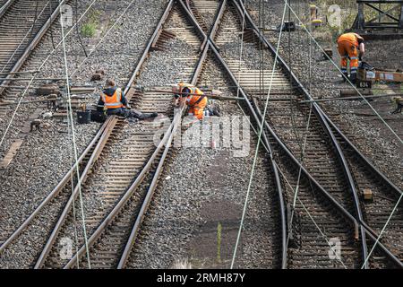 Hagen, Deutschland. 28 août 2023. Des travailleurs de Bahn travaillent sur un aiguillage à la gare de Hagen-Vorhalle à Hagen, le 28 août 2023. Crédit : dpa/Alamy Live News Banque D'Images