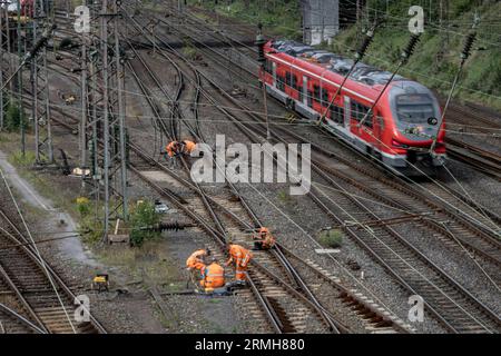 Hagen, Deutschland. 28 août 2023. Des travailleurs de Bahn travaillent sur un aiguillage à la gare de Hagen-Vorhalle à Hagen, le 28 août 2023. Crédit : dpa/Alamy Live News Banque D'Images