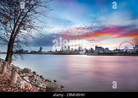 Ville de Montréal Canada Skyline au coucher du soleil avec bâtiments et rivière en vue. Banque D'Images