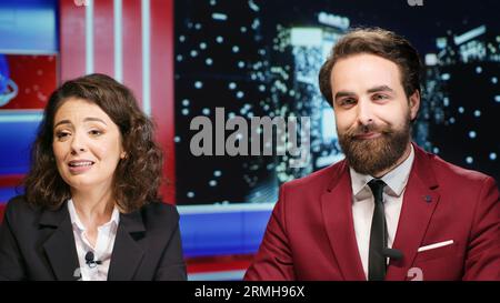 Tard dans la nuit, des journalistes de talk-show vont en direct et abordent des événements quotidiens importants, animant un célèbre programme de télévision pour se divertir à minuit. Des gens qui parlent de célébrités et de scandales. Banque D'Images