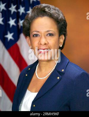 Portrait officiel du procureur général des États-Unis Loretta Lynch Département de la Justice des États-Unis Loretta Elizabeth Lynch, avocate américaine qui a été le 83e procureur général des États-Unis de 2015 à 2017 Banque D'Images