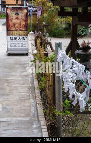 Japon, Fukuoka. Affiche du temple Tochoji annonçant la plus grande statue d'un Bouddha assis au Japon. Banque D'Images