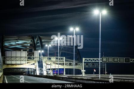 ROTTERDAM - le pont Van Brienoord est fermé pour travaux. La circulation dans les deux sens ne peut pas la traverser parce que le pont est en cours de travaux. Normalement, environ 230 000 véhicules traversent le pont vieillissant chaque jour. ANP JEFFREY GROENEWEG pays-bas sorti - belgique sorti Banque D'Images