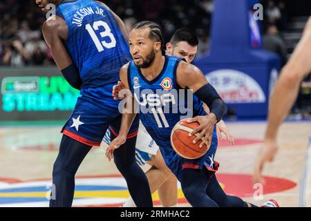 Manille, Philippines. 28 août 2023. Jalen Brunson des États-Unis vu en action lors du deuxième match de la phase de groupes de la coupe du monde de basket-ball FIBA 2023 entre les États-Unis et la Grèce au Mall of Asia Arena-Manille. Score final ; États-Unis 109:81 Grèce. Crédit : SOPA Images Limited/Alamy Live News Banque D'Images