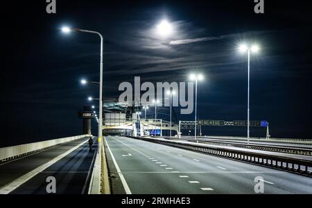 ROTTERDAM - le pont Van Brienoord est fermé pour travaux. La circulation dans les deux sens ne peut pas la traverser parce que le pont est en cours de travaux. Normalement, environ 230 000 véhicules traversent le pont vieillissant chaque jour. ANP JEFFREY GROENEWEG pays-bas sorti - belgique sorti Banque D'Images