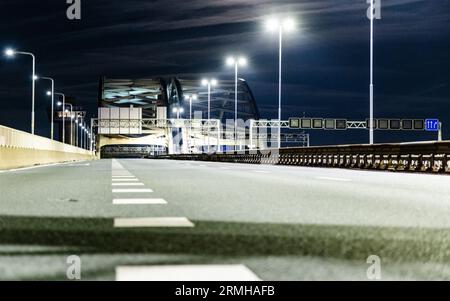 ROTTERDAM - le pont Van Brienoord est fermé pour travaux. La circulation dans les deux sens ne peut pas la traverser parce que le pont est en cours de travaux. Normalement, environ 230 000 véhicules traversent le pont vieillissant chaque jour. ANP JEFFREY GROENEWEG pays-bas sorti - belgique sorti Banque D'Images