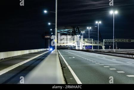 ROTTERDAM - le pont Van Brienoord est fermé pour travaux. La circulation dans les deux sens ne peut pas la traverser parce que le pont est en cours de travaux. Normalement, environ 230 000 véhicules traversent le pont vieillissant chaque jour. ANP JEFFREY GROENEWEG pays-bas sorti - belgique sorti Banque D'Images