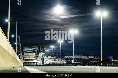 ROTTERDAM - le pont Van Brienoord est fermé pour travaux. La circulation dans les deux sens ne peut pas la traverser parce que le pont est en cours de travaux. Normalement, environ 230 000 véhicules traversent le pont vieillissant chaque jour. ANP JEFFREY GROENEWEG pays-bas sorti - belgique sorti Banque D'Images