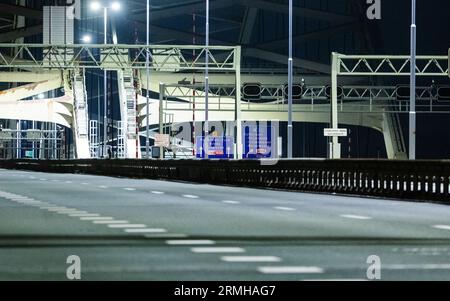 ROTTERDAM - le pont Van Brienoord est fermé pour travaux. La circulation dans les deux sens ne peut pas la traverser parce que le pont est en cours de travaux. Normalement, environ 230 000 véhicules traversent le pont vieillissant chaque jour. ANP JEFFREY GROENEWEG pays-bas sorti - belgique sorti Banque D'Images