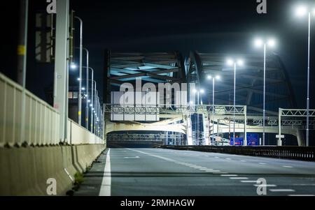 ROTTERDAM - le pont Van Brienoord est fermé pour travaux. La circulation dans les deux sens ne peut pas la traverser parce que le pont est en cours de travaux. Normalement, environ 230 000 véhicules traversent le pont vieillissant chaque jour. ANP JEFFREY GROENEWEG pays-bas sorti - belgique sorti Banque D'Images