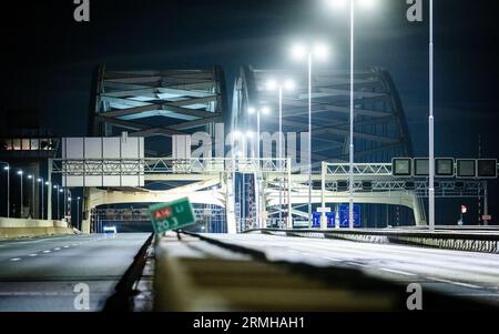 ROTTERDAM - le pont Van Brienoord est fermé pour travaux. La circulation dans les deux sens ne peut pas la traverser parce que le pont est en cours de travaux. Normalement, environ 230 000 véhicules traversent le pont vieillissant chaque jour. ANP JEFFREY GROENEWEG pays-bas sorti - belgique sorti Banque D'Images